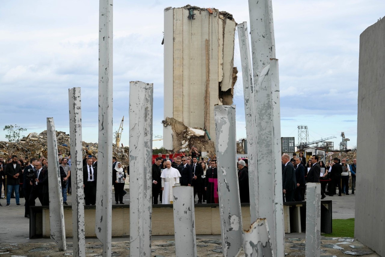 Papież w miejscu wybuchu w porcie w Bejrucie