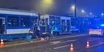 Zderzenie tramwajów w Krakowie. Dwie osoby ciężko ranne