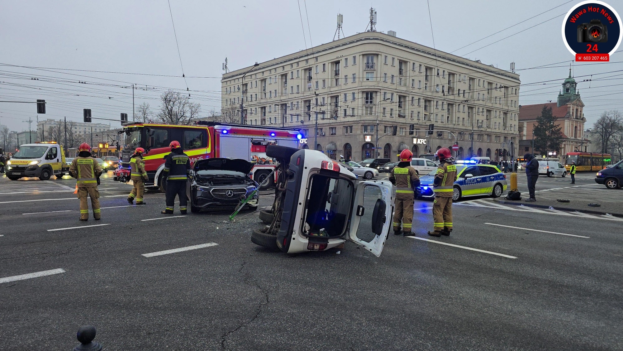 Wypadek w Warszawie. Pojazd Nadzoru Ruchu TW na boku