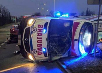 Zderzenie na skrzyżowaniu w Ostrowcu Świętokrzyskim. Karetka na boku