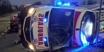 Zderzenie na skrzyżowaniu w Ostrowcu Świętokrzyskim. Karetka na boku
