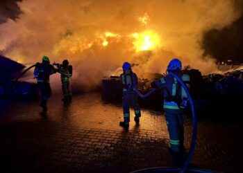 Pożar składowiska starych samochodów w Stobnie