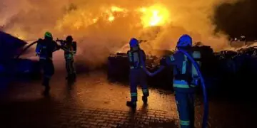 Pożar składowiska starych samochodów w Stobnie