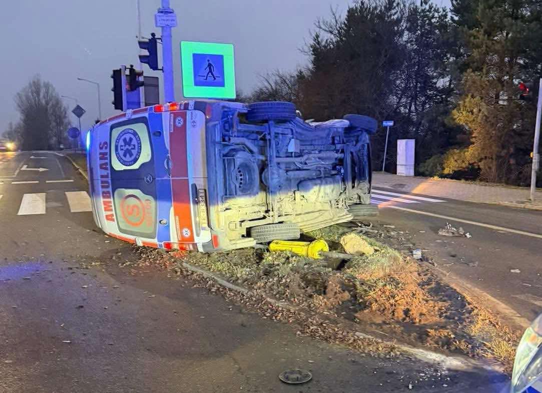 Zderzenie na skrzyżowaniu w Ostrowcu Świętokrzyskim. Karetka na boku