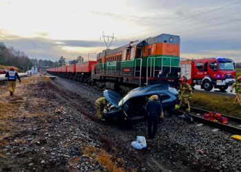 Polkowice. Wjechał Skodą wprost pod pociąg