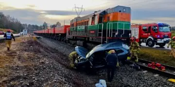 Polkowice. Wjechał Skodą wprost pod pociąg