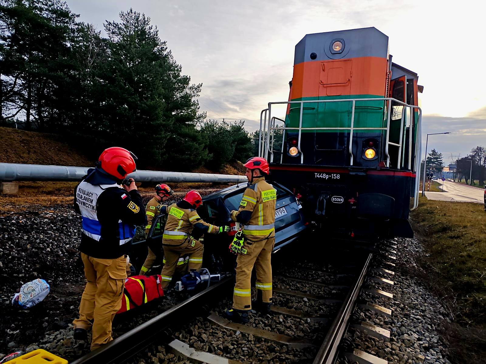 Polkowice. Wjechał Skodą wprost pod pociąg