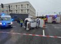 Wypadek w Warszawie. Pojazd Nadzoru Ruchu TW na boku