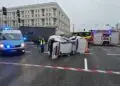 Wypadek w Warszawie. Pojazd Nadzoru Ruchu TW na boku