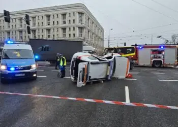 Wypadek w Warszawie. Pojazd Nadzoru Ruchu TW na boku
