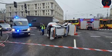 Wypadek w Warszawie. Pojazd Nadzoru Ruchu TW na boku