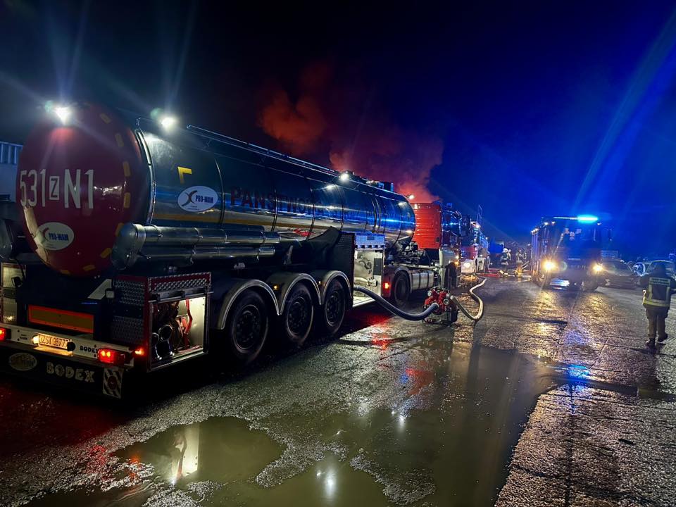 Pożar składowiska starych samochodów w Stobnie