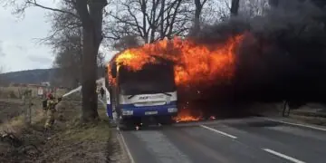 Pożar autobusu na drodze Kamienna Góra – Ogorzelec