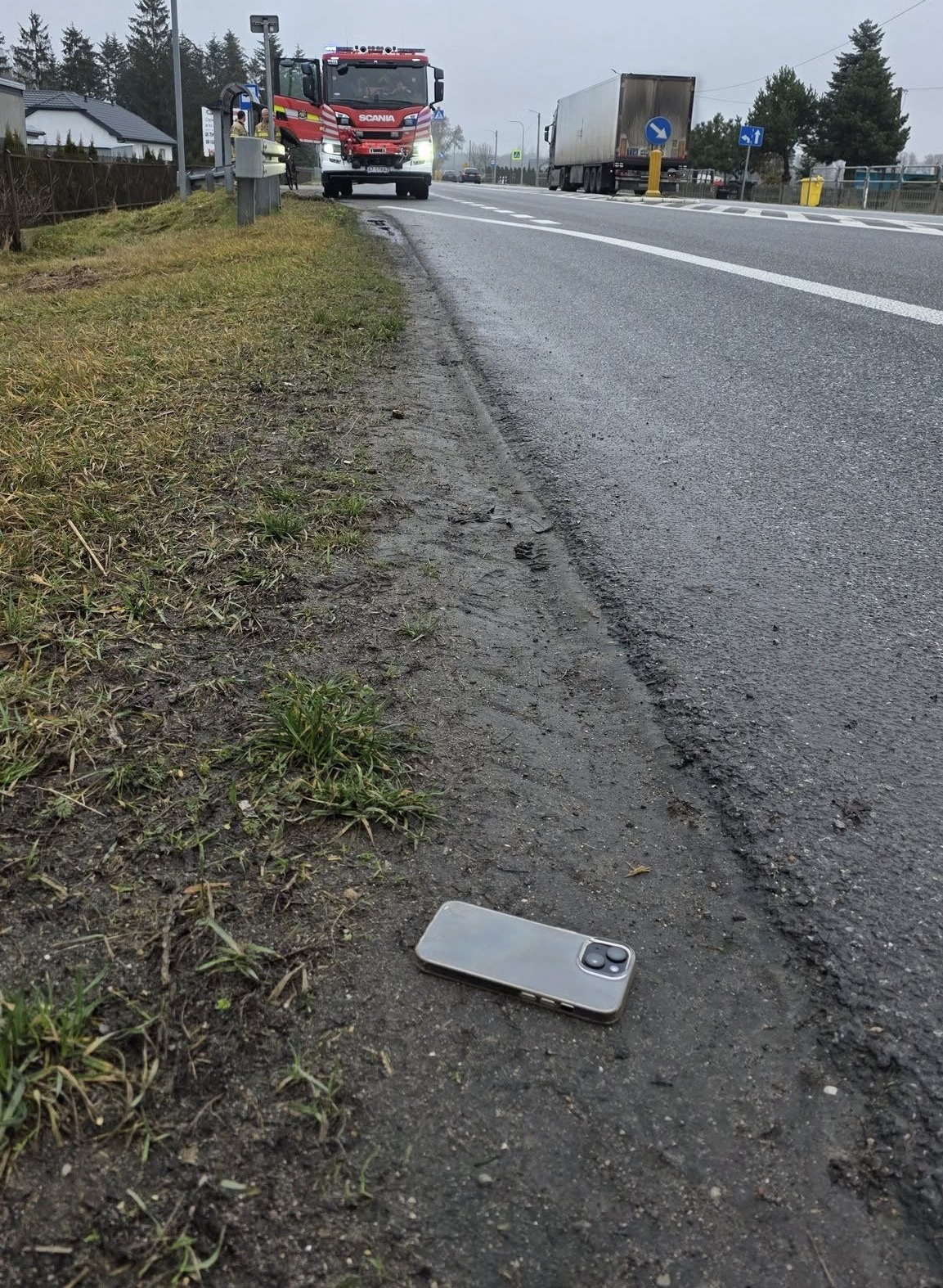 Wezwanie z eCall. Strażacy znaleźli tylko telefon