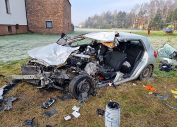 Czołowe zderzenie osobówki z ciężarówką w Chełmie Śląskim