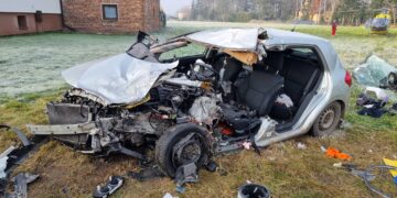 Czołowe zderzenie osobówki z ciężarówką w Chełmie Śląskim