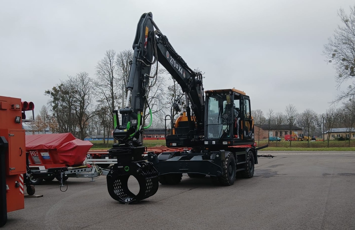 Nowa koparka i ‘kwatermistrz’ dla Akademii Pożarniczej