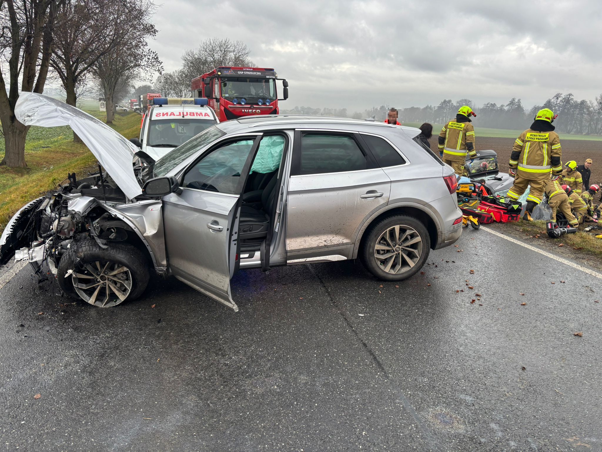 Wypadek na DW409. Wezwano dwa śmigłowce LPR