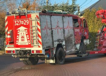 Wóz strażacki na boku. Kierowca kompletnie pijany