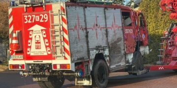 Wóz strażacki na boku. Kierowca kompletnie pijany