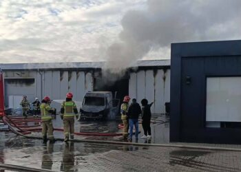 Pożar hali magazynowej w Załuskach