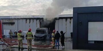 Pożar hali magazynowej w Załuskach