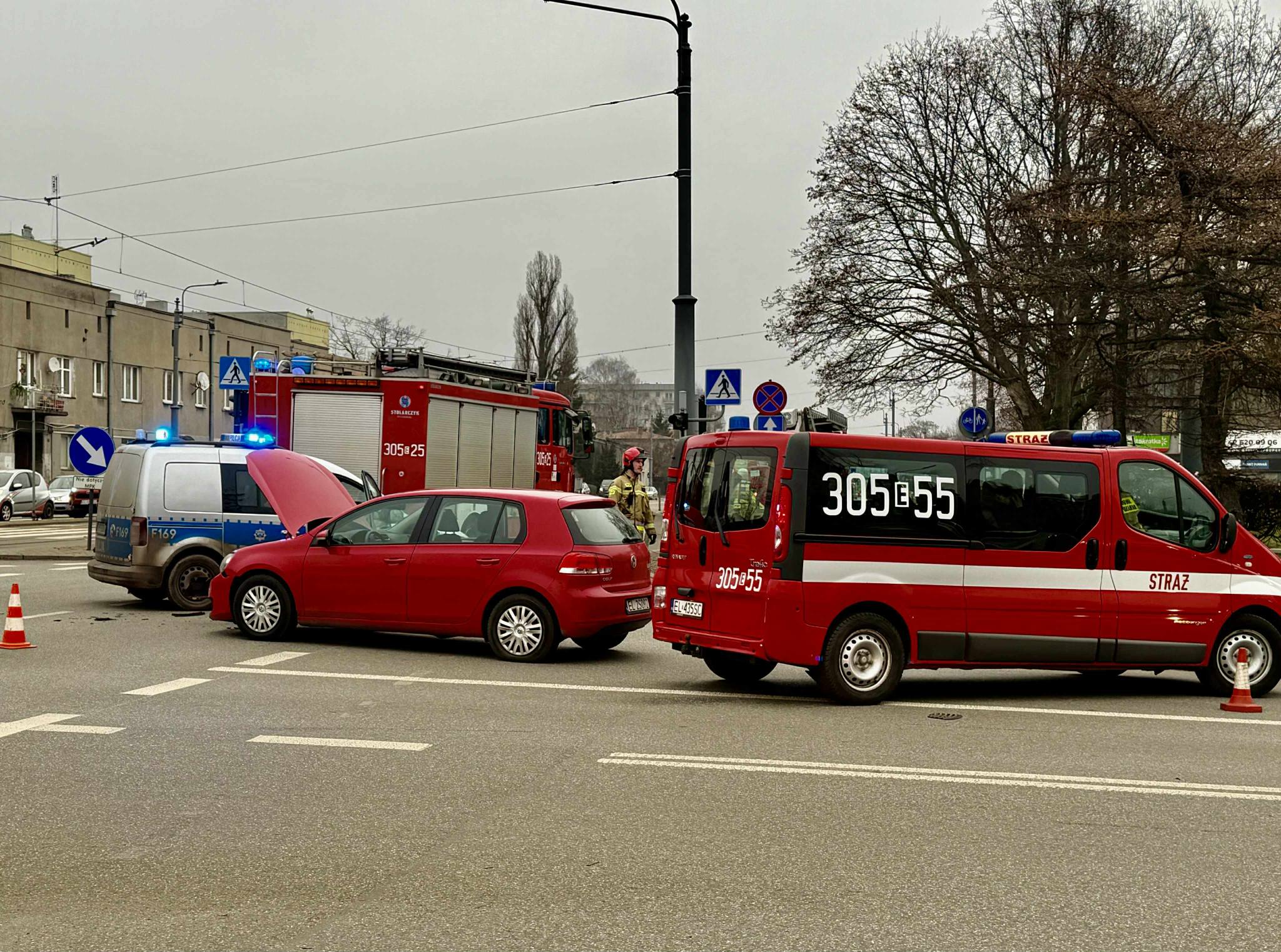 Łódź. Zderzenie osobówki z samochodem straży pożarnej