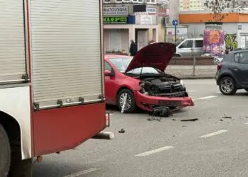 Łódź. Zderzenie osobówki z samochodem straży pożarnej