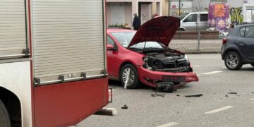 Łódź. Zderzenie osobówki z samochodem straży pożarnej
