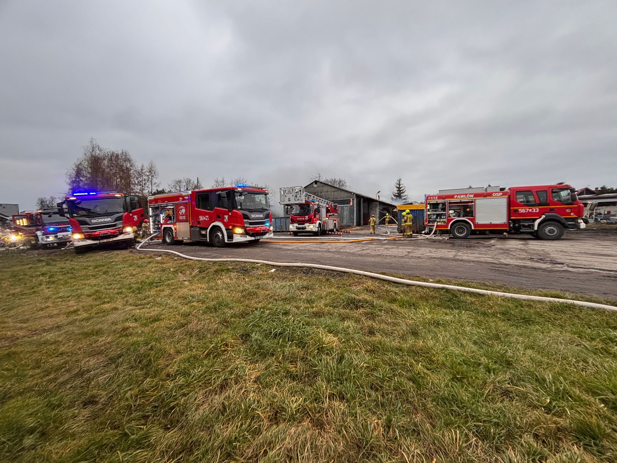 Pożar hali w Pawłowie. Pracowita wigilia strażaków