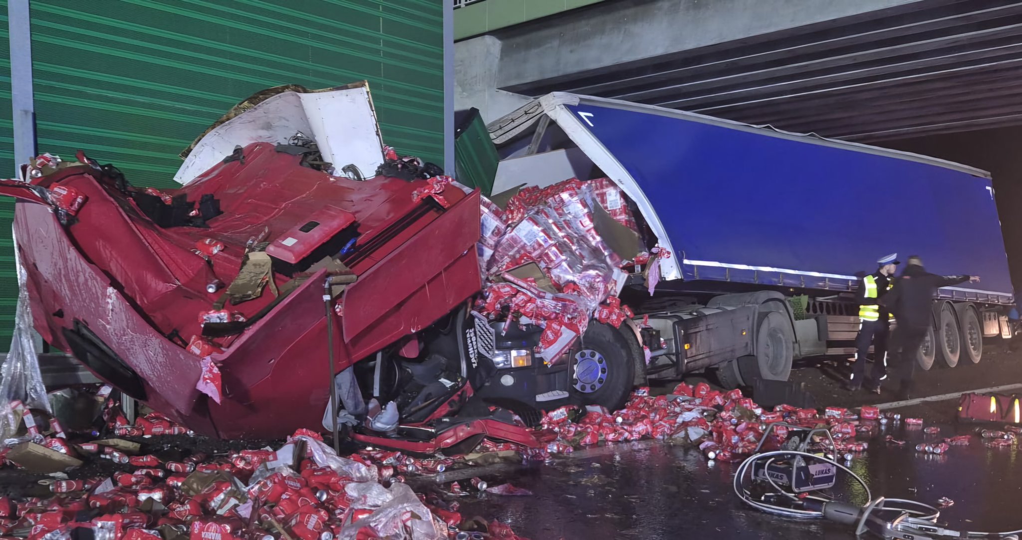 Ciężarówka z piwem zablokowała S7. Kierowca w szpitalu