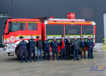 Nowoczesny pojazd gaśniczy dla fabryki akumulatorów Porsche: inwestycja w bezpieczeństwo przyszłości.
