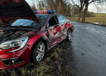 Zderzenie samochodu operacyjnego PSP z ciągnikiem