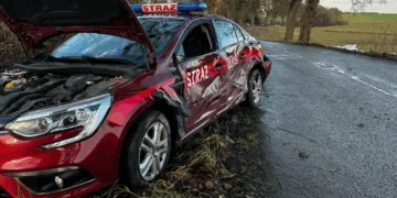 Zderzenie samochodu operacyjnego PSP z ciągnikiem