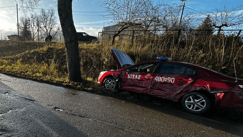 Zderzenie samochodu operacyjnego PSP z ciągnikiem