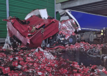 Ciężarówka z piwem zablokowała S7. Kierowca w szpitalu