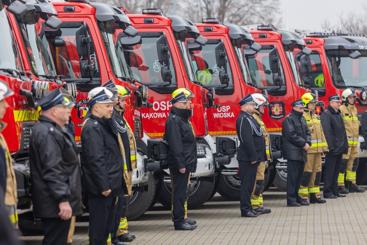 Nowe wozy dla OSP z Kujaw i Pomorza oficjalnie przekazane