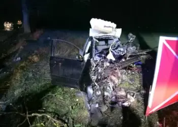 Osobówka kompletnie zniszczona. Nie żyje młody kierowca