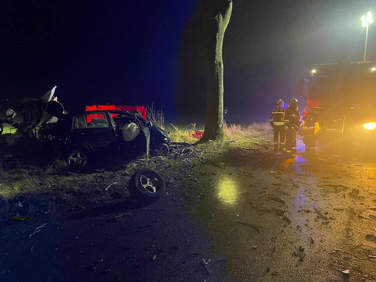 Osobówka kompletnie zniszczona. Nie żyje młody kierowca