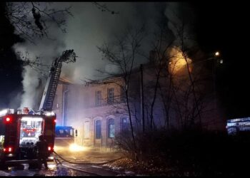Pożar zabytkowego pustostanu w Lesznie Górnym