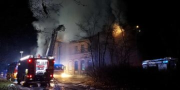 Pożar zabytkowego pustostanu w Lesznie Górnym