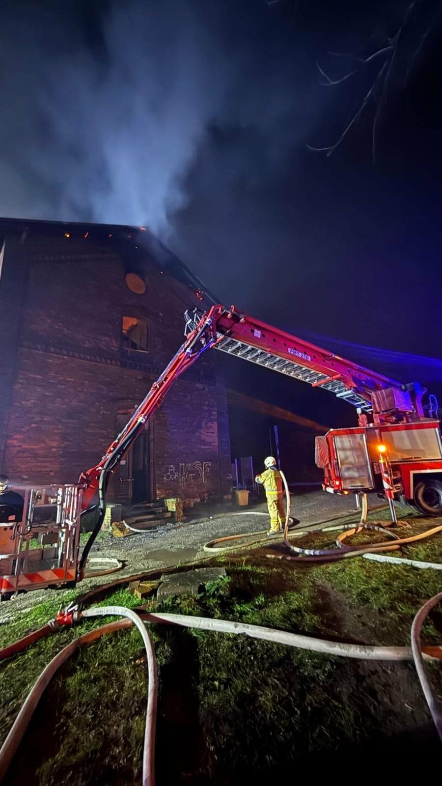 Pożar zabytkowego pustostanu w Lesznie Górnym