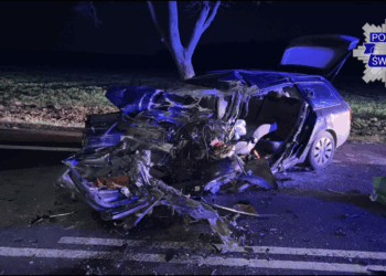 Czołowe zderzenie osobówki z autobusem. Jedna osoba nie żyje