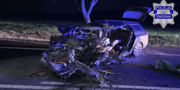 Czołowe zderzenie osobówki z autobusem. Jedna osoba nie żyje