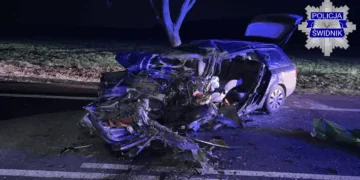 Czołowe zderzenie osobówki z autobusem. Jedna osoba nie żyje