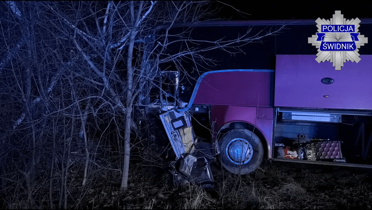 Czołowe zderzenie osobówki z autobusem. Jedna osoba nie żyje