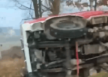 Wóz strażacki OSP w rowie. Jeden strażak w szpitalu