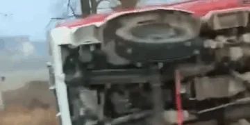 Wóz strażacki OSP w rowie. Jeden strażak w szpitalu