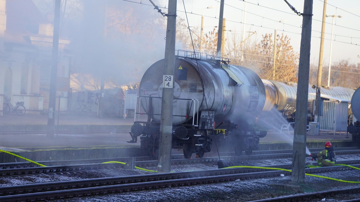 Gostynin. Pożar cysterny kolejowej z siarką