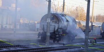 Gostynin. Pożar cysterny kolejowej z siarką
